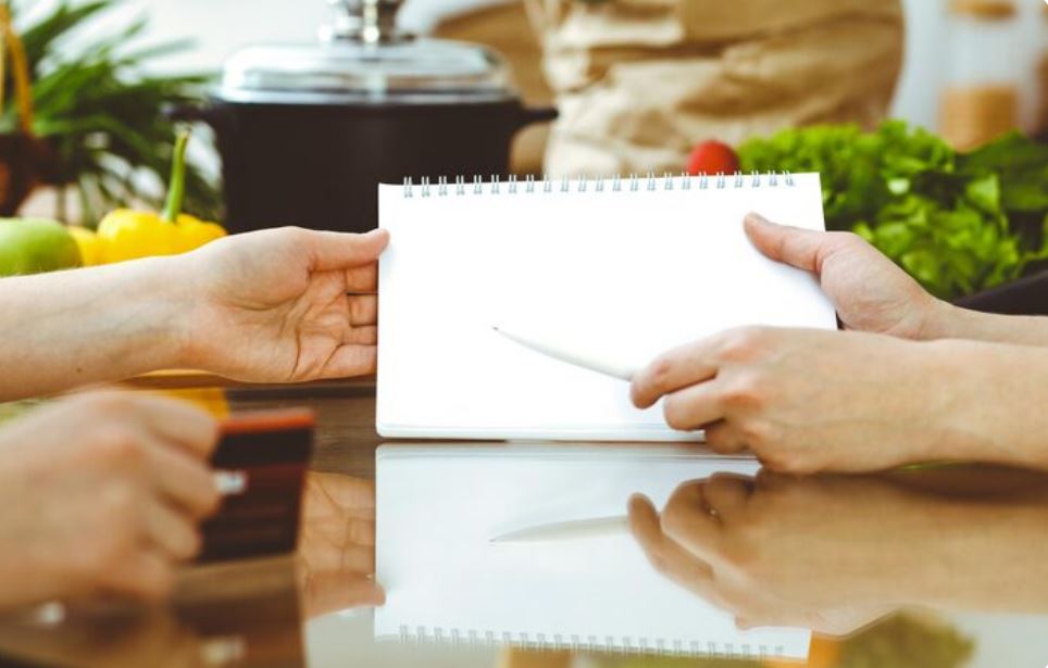 10 Restaurant Red Flags Chefs Wish You'd Notice Before Ordering