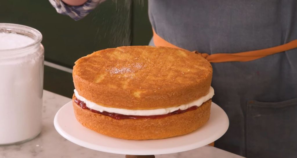 how long does a victoria sponge last in the fridge