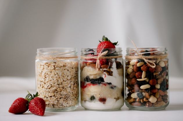 yoghurt and granola pots