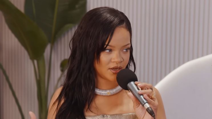 RIHANNA Credit COUCH by Lena Situations